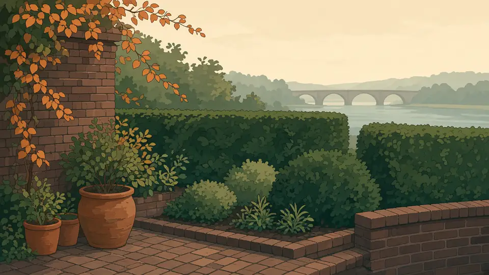 Bakstenen tuin in Nijmegen met een heg, terracotta potten en oranje blad